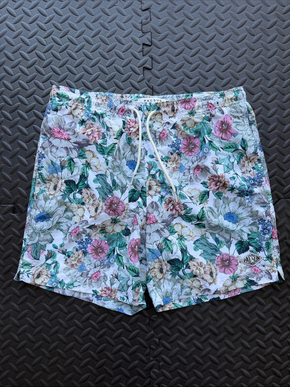PacSun Men’s White Floral Drawstring Men’s Hybrid Shorts size M